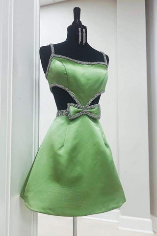 Robe de bal courte fuchsia à fines bretelles et coupe trapèze, ornée de perles