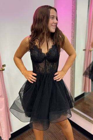 Vestido corto de fiesta con tirantes finos, corte en A, corsé y apliques