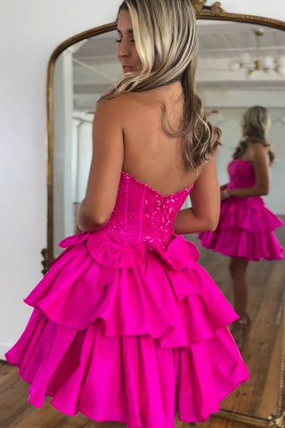 Vestido corto de fiesta sin tirantes, corte en A, con volantes y pedrería