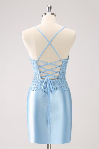 Robe de bal courte bleue moulante à lacets dans le dos, ornée de sequins et d'appliqués