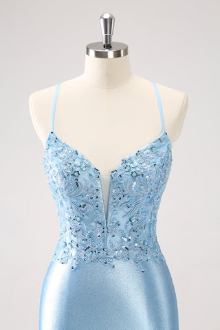 Robe de bal courte bleue moulante à lacets dans le dos, ornée de sequins et d'appliqués