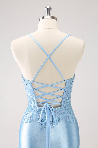 Robe de bal courte bleue moulante à lacets dans le dos, ornée de sequins et d'appliqués