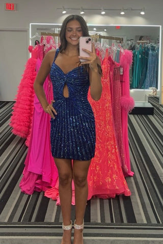 Robe de bal courte moulante à fines bretelles et perles, ornée de paillettes et de perles