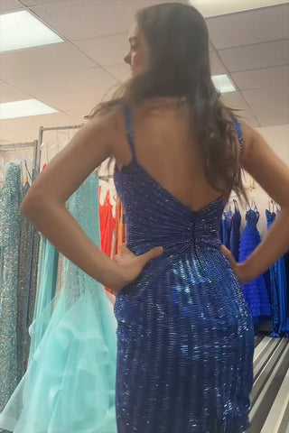 Robe de bal courte moulante à fines bretelles et perles, ornée de paillettes et de perles