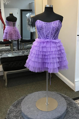 Robe de bal courte bustier en tulle, coupe trapèze, corset à volants et appliques