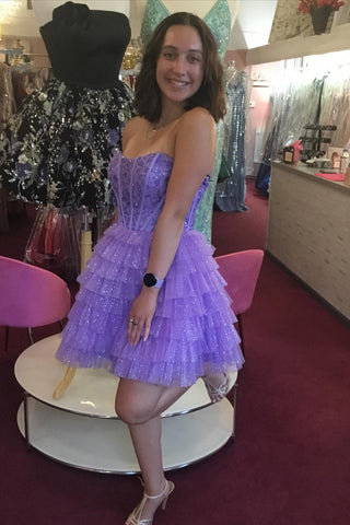 Robe de bal courte bustier en tulle, coupe trapèze, corset à volants et appliques