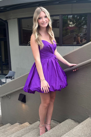 Robe de bal courte tendance violet foncé sans bretelles et coupe trapèze