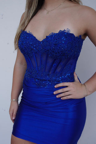 Vestido corto de fiesta ajustado sin tirantes de satén con corsé y apliques