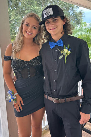 Robe de bal courte moulante à sequins épaules dénudées et corset.