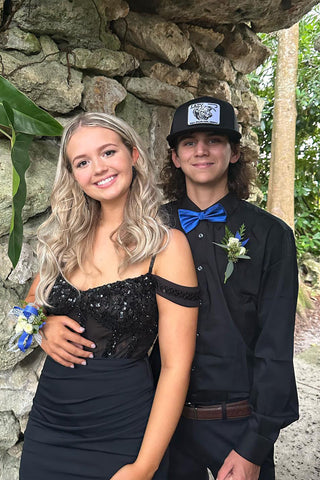 Robe de bal courte moulante à sequins épaules dénudées et corset.