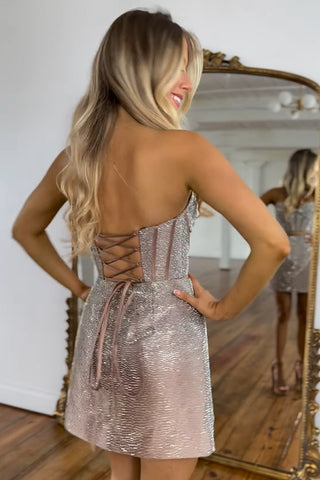 Vestido corto de fiesta con escote corazón y cuentas en oro rosa brillante