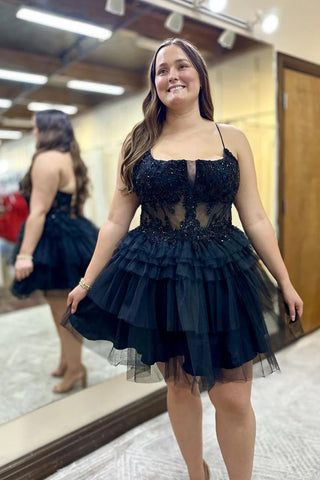 Vestido corto de fiesta de bienvenida con tirantes finos, corte en A, tul escalonado, corsé y apliques en color rosa fucsia.