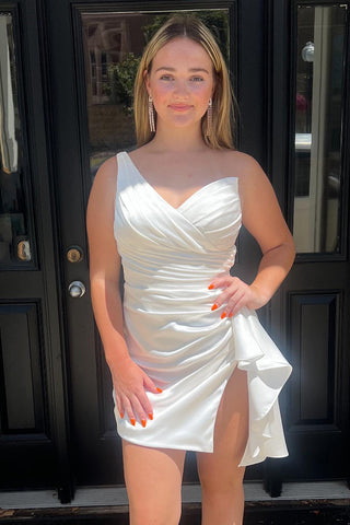 Vestido corto ajustado de satén fruncido de un solo hombro con abertura para fiesta de bienvenida