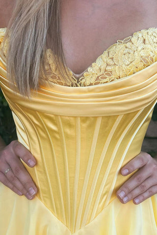 Vestido de fiesta largo de gasa con escote corazón, corte en A, volantes y corsé, con abertura