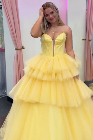 Robe de bal tendance à bustier en tulle, coupe trapèze, corset long à volants