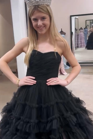 Robe de bal longue tendance sans bretelles en tulle à volants et coupe trapèze