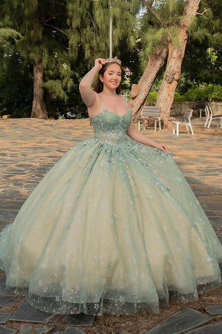 Robe de quinceañera en tulle sauge poudrée à fines bretelles et corset ornée d'appliqués