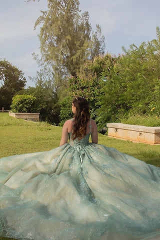 Robe de quinceañera en tulle sauge poudrée à fines bretelles et corset ornée d'appliqués