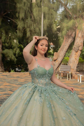 Robe de quinceañera en tulle sauge poudrée à fines bretelles et corset ornée d'appliqués