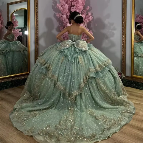 Vestido de quinceañera verde con cristales, cuentas, apliques dorados, encaje y lazo. Vestido de baile para cumpleaños de 16 años. Modelo Y8115.