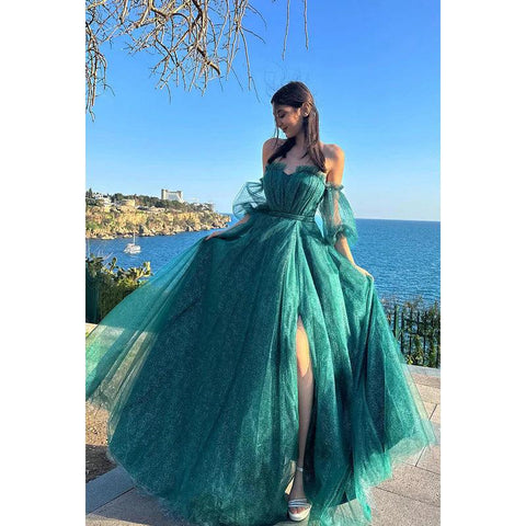 Robe de soirée élégante et spectaculaire, coupe trapèze, manches courtes, épaules dénudées, tulle scintillant