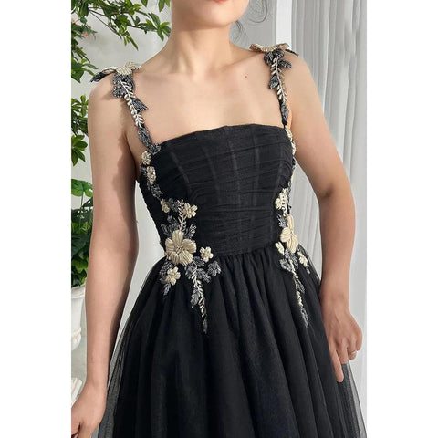Elegante y lujoso vestido de fiesta formal de tul con tirantes cuadrados y apliques.