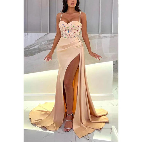 Vestido de noche de satén fruncido con cuentas y tirantes finos en forma de corazón