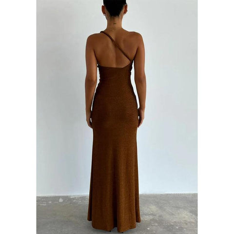 Robe de soirée ajustée à une épaule avec plis fendus sur le côté 