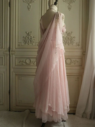 Robe de soirée longue en mousseline rose poudré à fines bretelles et décolleté en cœur, ornée de perles Y8290
