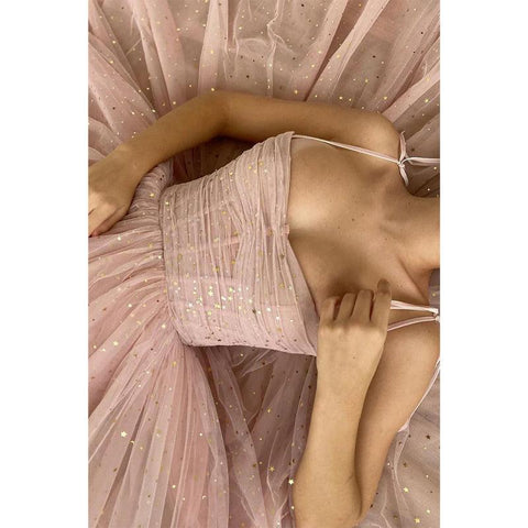 Robe de bal plissée en tulle rose à bretelles spaghetti et décolleté en cœur 