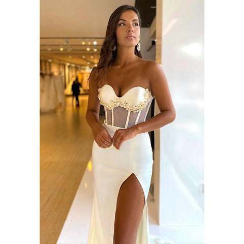 Vestido de noche largo de satén con escote corazón, sin tirantes y apliques florales