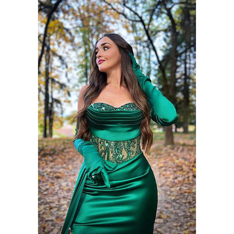 Robe de soirée longue en satin froncé à appliqués et bustier en cœur