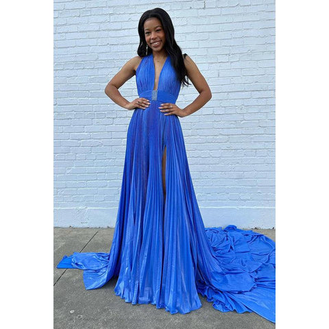 Vestido sencillo e informal de corte A con cuello halter, sin mangas, con abertura lateral y espalda descubierta para fiesta y graduación