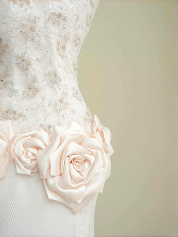 Elegante vestido de noche rosa claro de satén, encaje, lentejuelas y cuentas, corte sirena con abertura, modelo Y8672