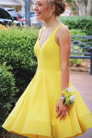 Lindo vestido corto amarillo de corte A con escote en V para baile de bienvenida