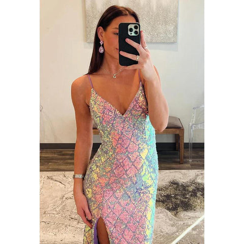 Vestido de fiesta de noche brillante con escote en V y tirantes finos, glamuroso y dramático