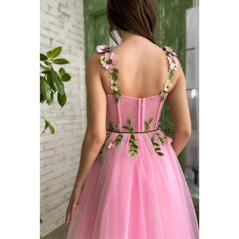 Robe de bal rose à bretelles spaghetti et décolleté en cœur avec applications 3D et poches 