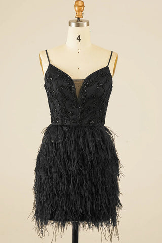 Robe de bal moulante à paillettes et plumes