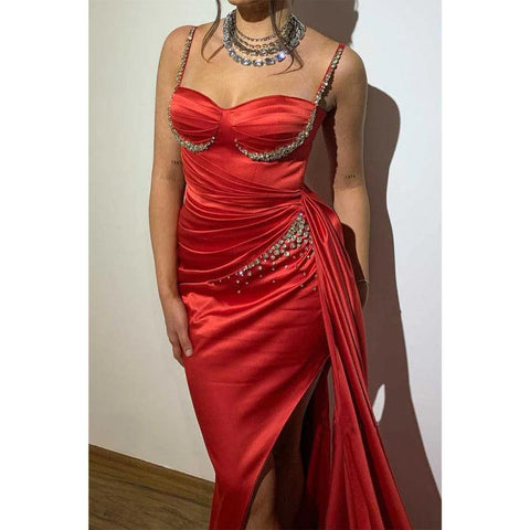 Robe de soirée à bretelles spaghetti et perles avec traîne fendue sur le côté 