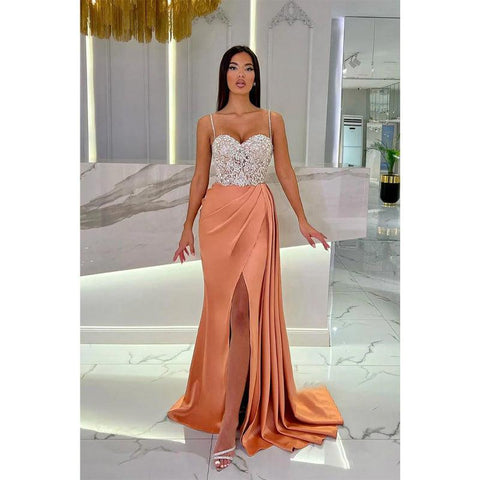 Vestido de noche largo con escote en forma de corazón, tirantes y cuentas