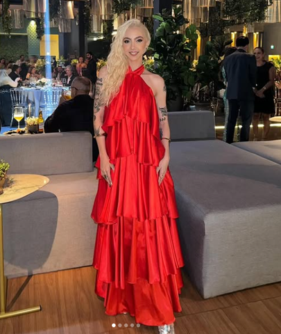 Robe de bal longue de soirée sexy en satin rouge à col halter et volants Y8268