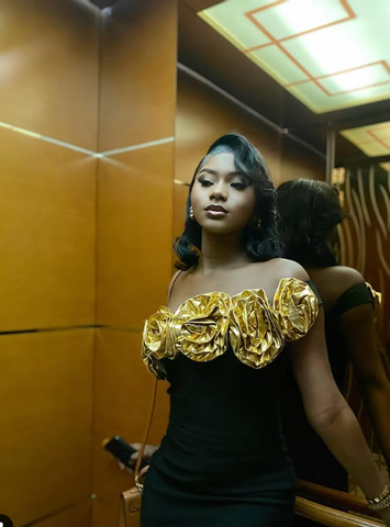 Precioso vestido largo de noche negro con hombros descubiertos y flores, estilo sirena, modelo Y8476