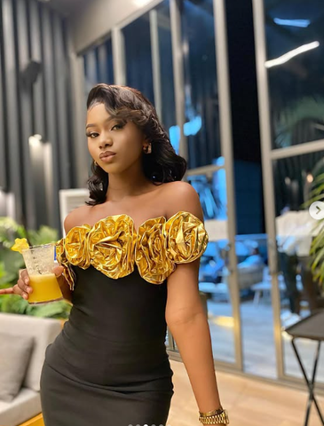 Precioso vestido largo de noche negro con hombros descubiertos y flores, estilo sirena, modelo Y8476