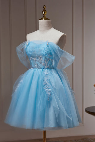 Robe de bal courte en tulle bleu à épaules dénudées et ornée de perles et d'appliqués