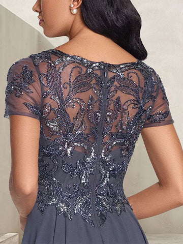 Vestido largo de corte A, color gris carbón, con escote redondo y detalles de pedrería, ideal para la madre de la novia.