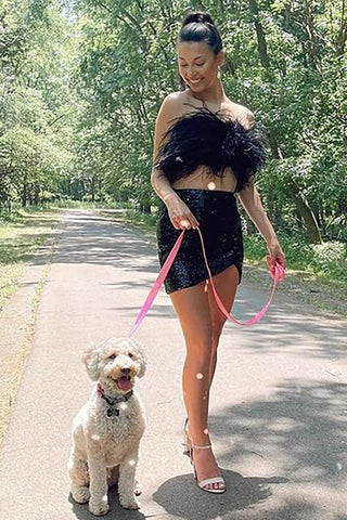 Robe de bal courte noire deux pièces sans bretelles avec plumes