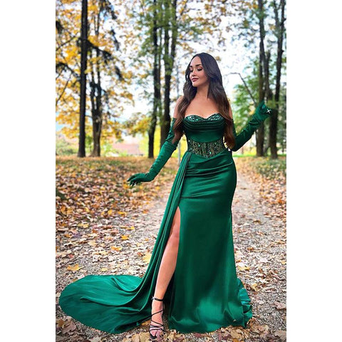 Robe de soirée longue en satin froncé à appliqués et bustier en cœur