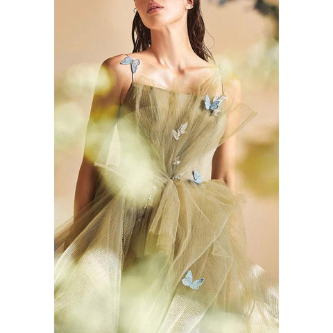 Robe de soirée longue trapèze en tulle froncé à bretelles spaghetti et perles appliquées