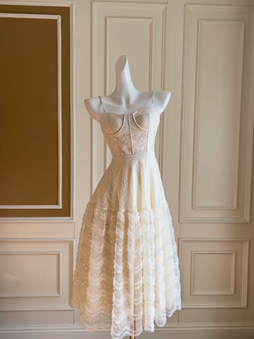 Robe de bal midi élégante à fines bretelles en tulle et sequins, couleur champagne clair, coupe trapèze, référence Y8571