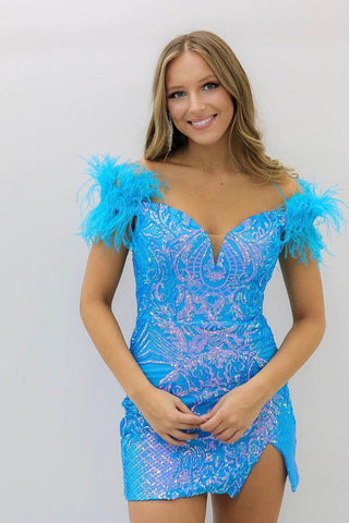 Robe fourreau tendance violette courte à épaules dénudées avec plumes, idéale pour un bal de promo.